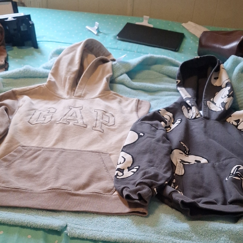 GAP Es  Size S   Tan and Charcoal Hoodies with Snoopy Design PEANUTS size5T
